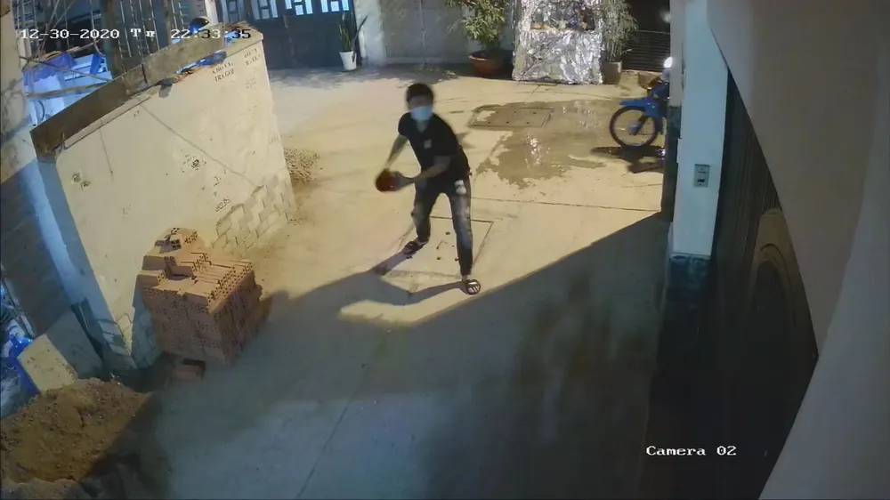 Nhà của cụ bà gần 90 tuổi ở Tân Bình bị nhóm người “khủng bố” bằng sơn ảnh 1