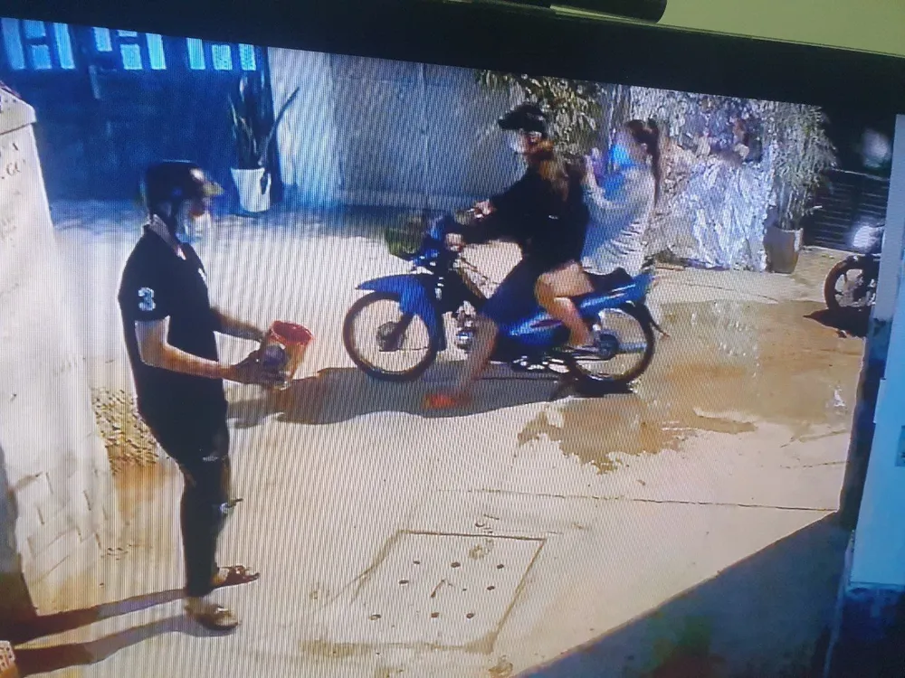 Nhà một gia đình ở quận Bình Tân liên tục bị “khủng bố” bằng sơn đỏ và đá ảnh 5