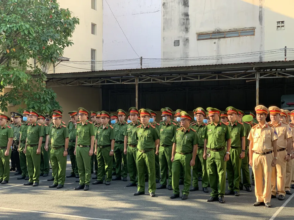 Công an quận Tân Bình tiêu hủy nhiều vũ khí thô sơ các loại ảnh 5