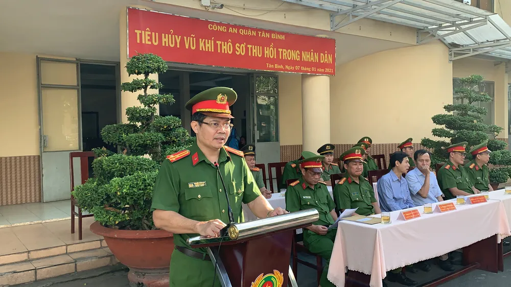 Công an quận Tân Bình tiêu hủy nhiều vũ khí thô sơ các loại ảnh 6