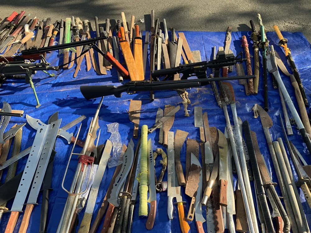 Công an quận Tân Bình tiêu hủy nhiều vũ khí thô sơ các loại ảnh 8