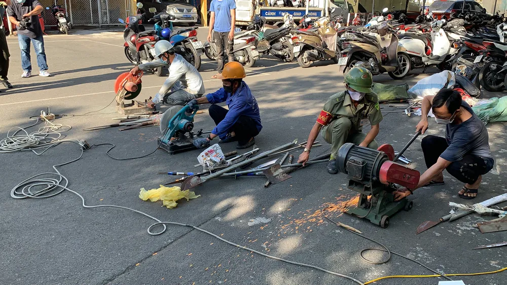 Công an quận Tân Bình tiêu hủy nhiều vũ khí thô sơ các loại ảnh 11