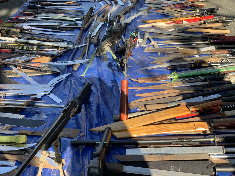 Công an quận Tân Bình tiêu hủy nhiều vũ khí thô sơ các loại ảnh 3