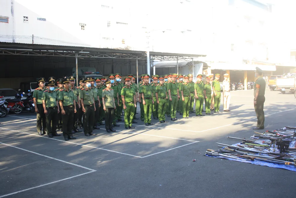 Công an quận Tân Bình tiêu hủy nhiều vũ khí thô sơ các loại ảnh 4