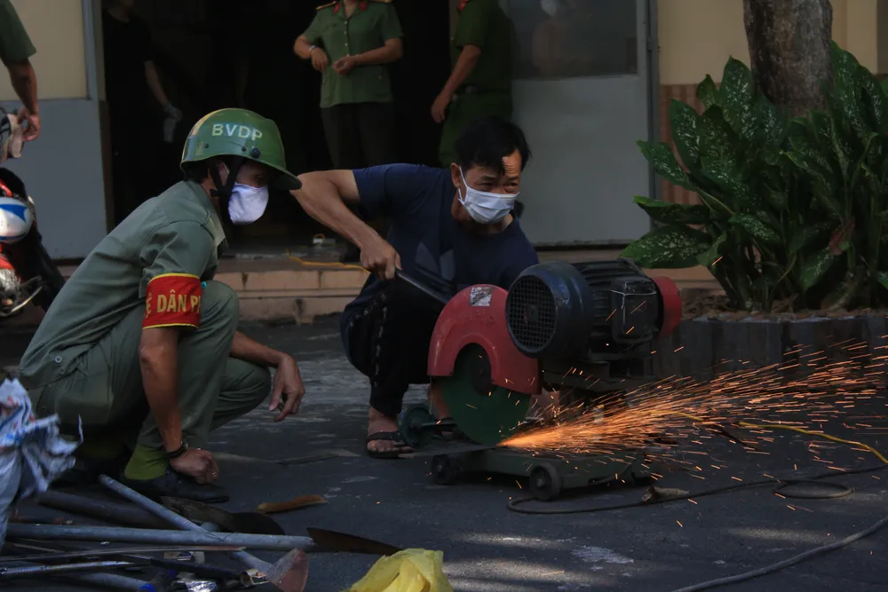 Công an quận Tân Bình tiêu hủy nhiều vũ khí thô sơ các loại ảnh 12
