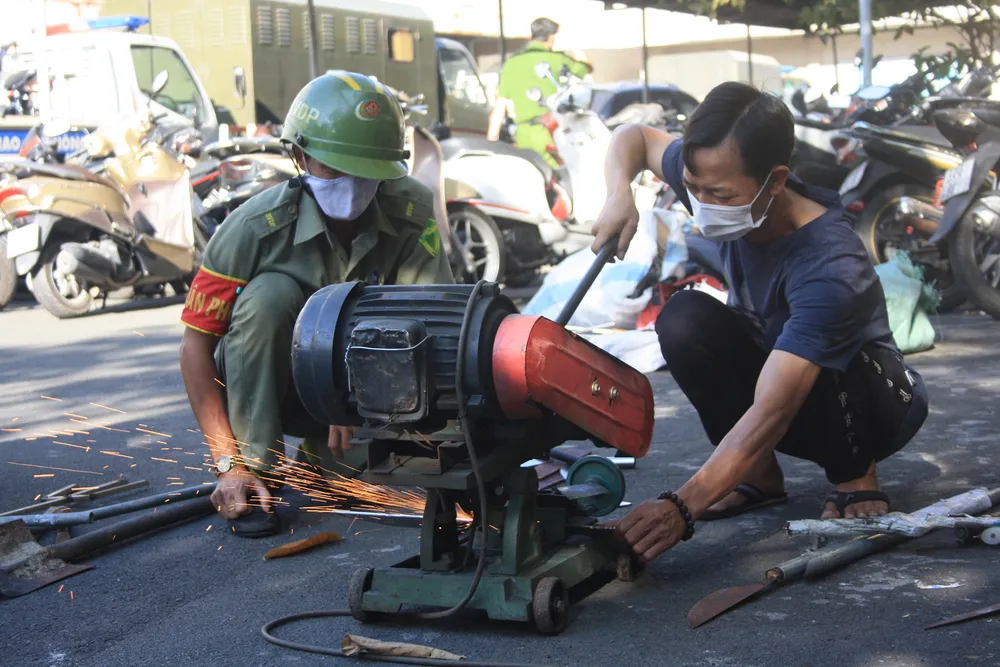 Công an quận Tân Bình tiêu hủy nhiều vũ khí thô sơ các loại ảnh 14