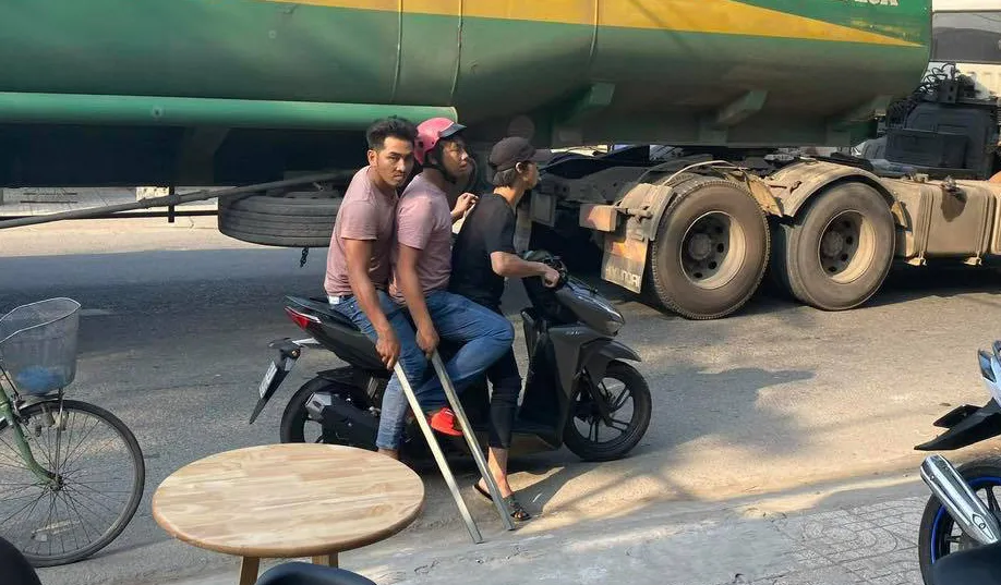 Công an triệu tập nhóm côn đồ dùng hung khí đánh 2 người bị thương ảnh 2