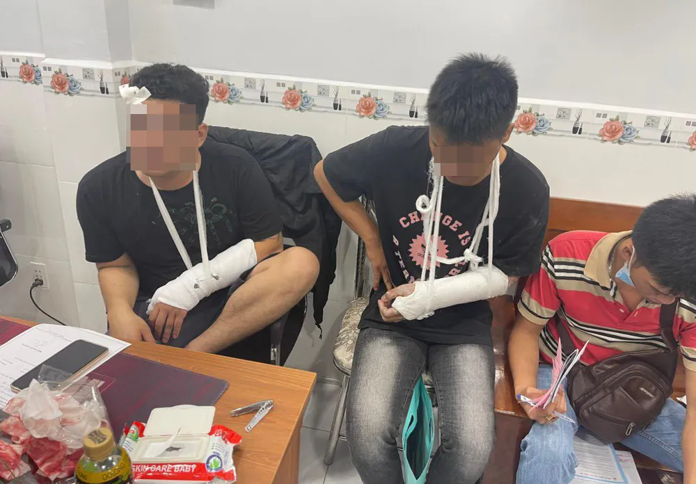 Nhóm côn đồ dùng hung khí truy sát khiến 2 người bị thương ảnh 2