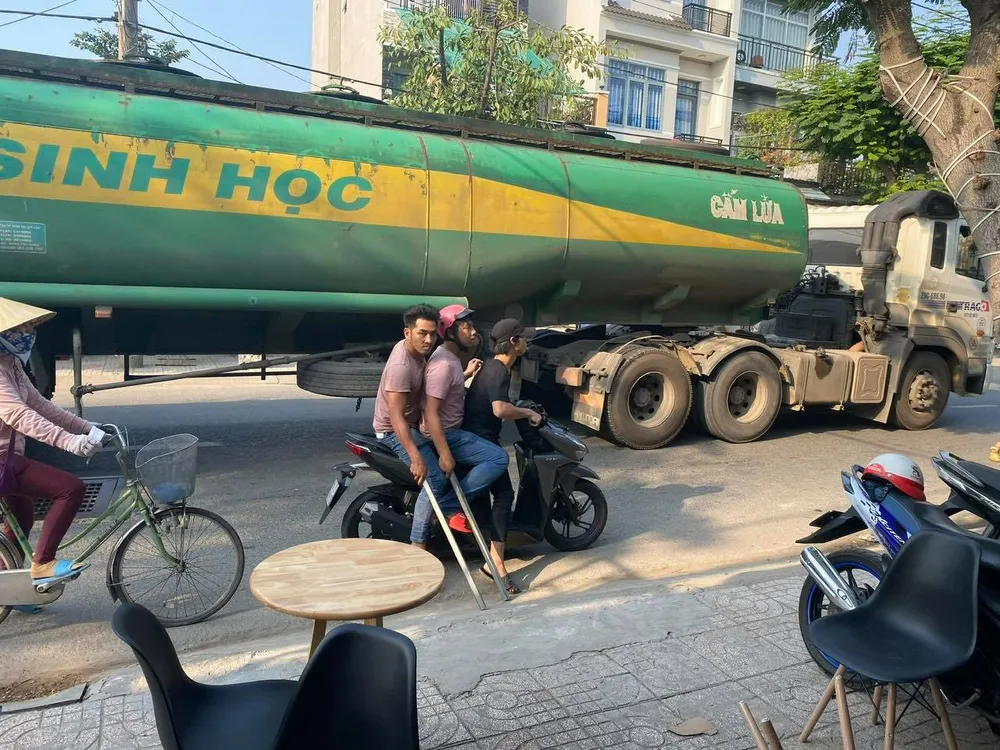 Nhóm côn đồ dùng hung khí truy sát khiến 2 người bị thương ảnh 1