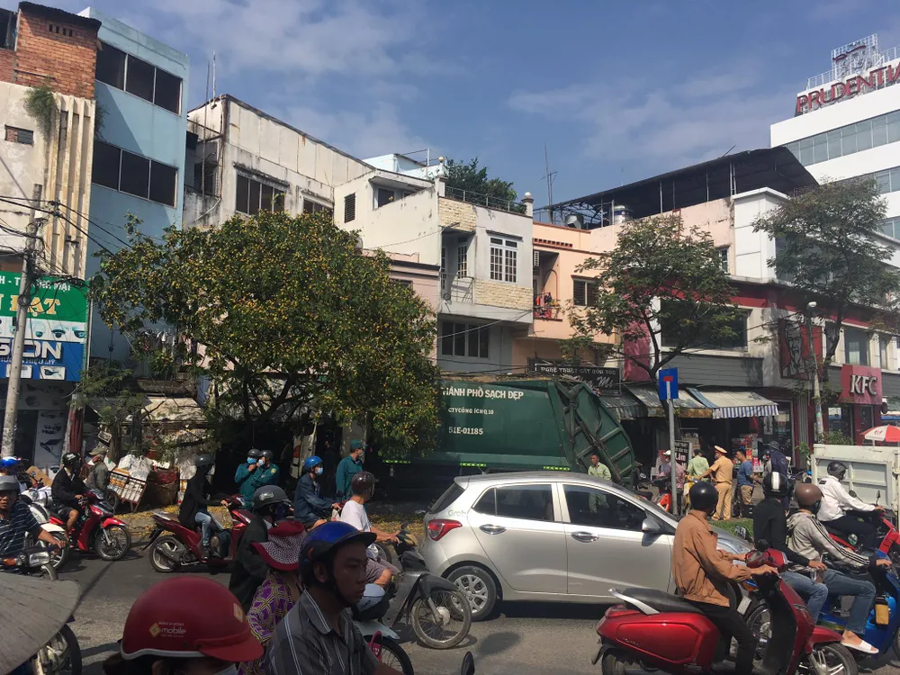  Xe chở rác đổ dốc cầu đâm gãy gốc cây, nhiều người hoảng sợ ảnh 3