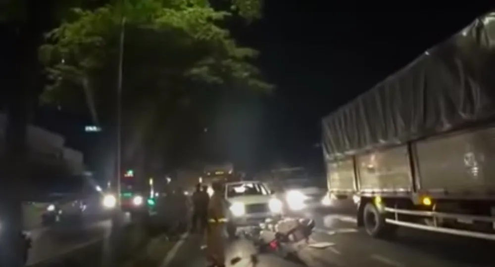 Xe ô tô chở thuốc lá lậu tìm cách bỏ chạy, tông xe cảnh sát giao thông ảnh 2