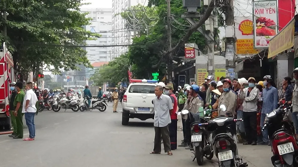 Cháy công trình xây dựng ở quận Bình Thạnh, 1 nữ công nhân bị ngất xỉu ảnh 3