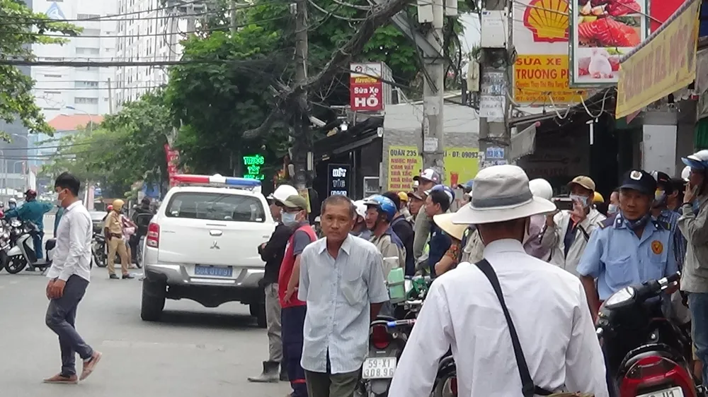 Cháy công trình xây dựng ở quận Bình Thạnh, 1 nữ công nhân bị ngất xỉu ảnh 2