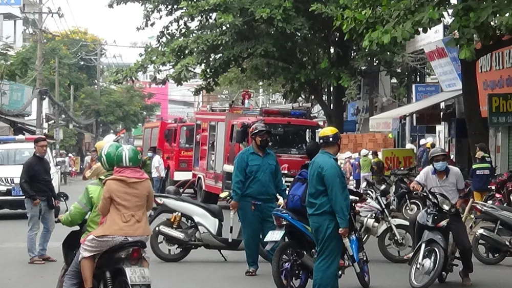 Cháy công trình xây dựng ở quận Bình Thạnh, 1 nữ công nhân bị ngất xỉu ảnh 4