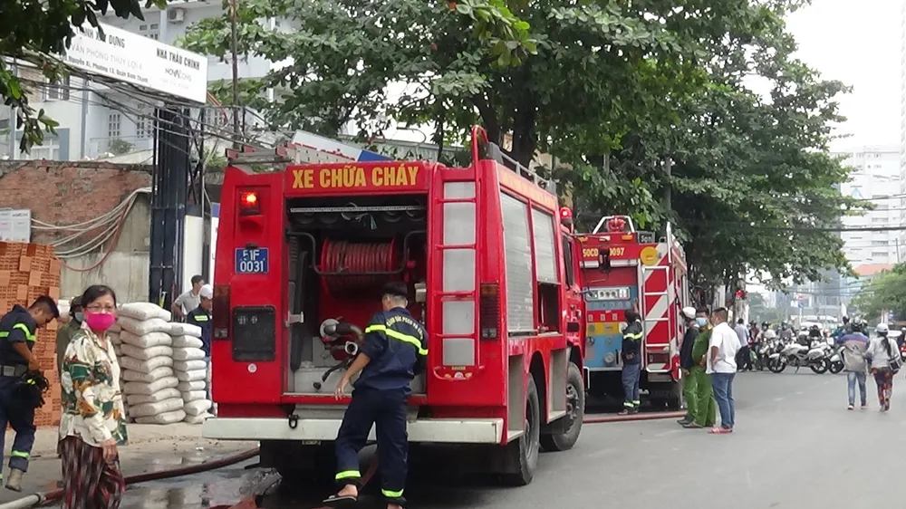 Cháy công trình xây dựng ở quận Bình Thạnh, 1 nữ công nhân bị ngất xỉu ảnh 5