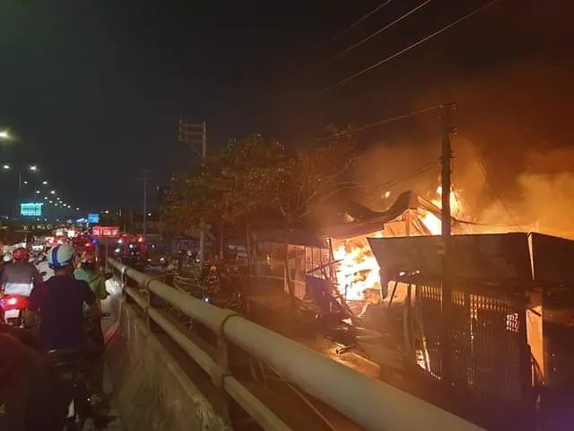 Cháy xưởng gỗ ở phường An Phú Đông, quận 12 ảnh 1