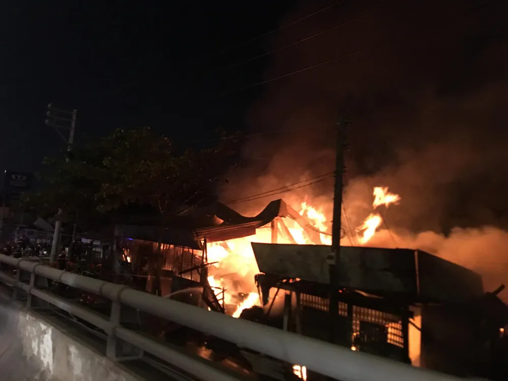 Cháy xưởng gỗ ở phường An Phú Đông, quận 12 ảnh 3