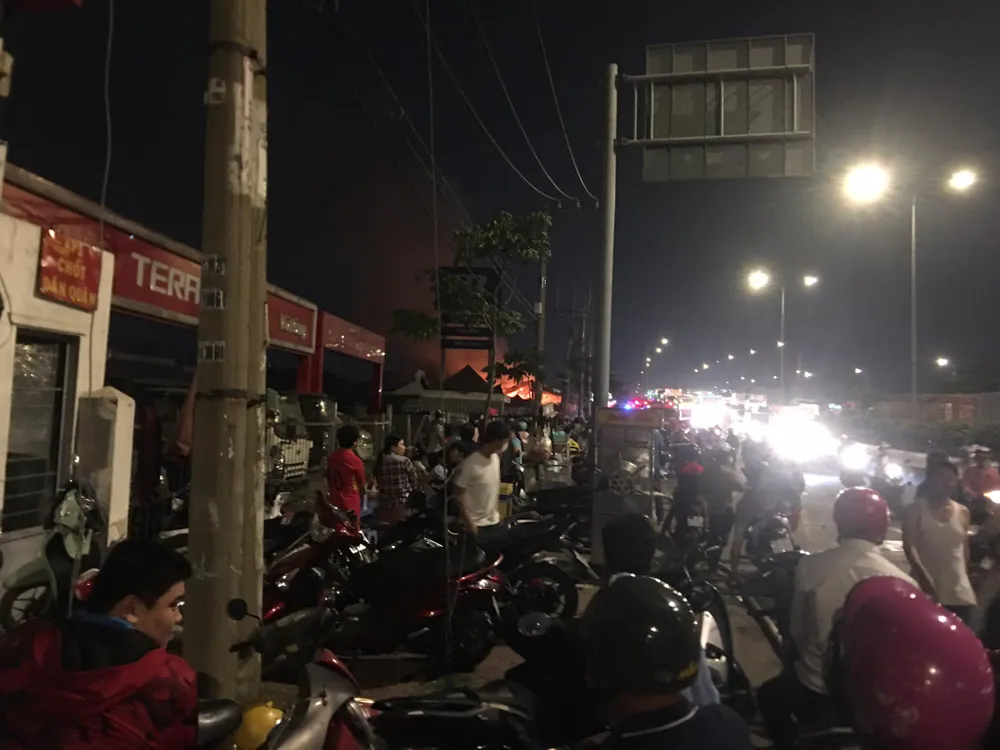 Cháy xưởng gỗ ở phường An Phú Đông, quận 12 ảnh 5