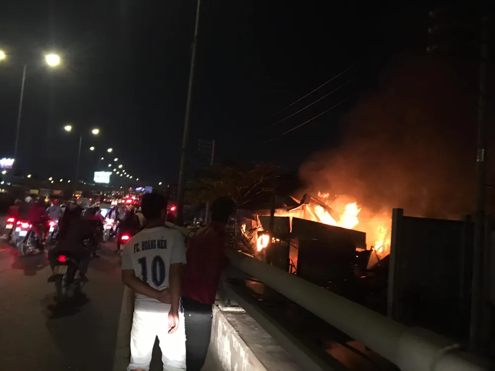 Cháy xưởng gỗ ở phường An Phú Đông, quận 12 ảnh 4