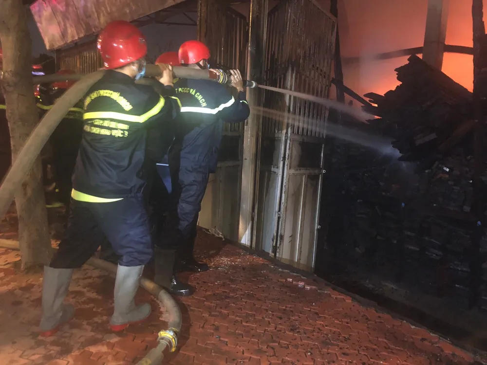 Cháy xưởng gỗ ở phường An Phú Đông, quận 12 ảnh 6