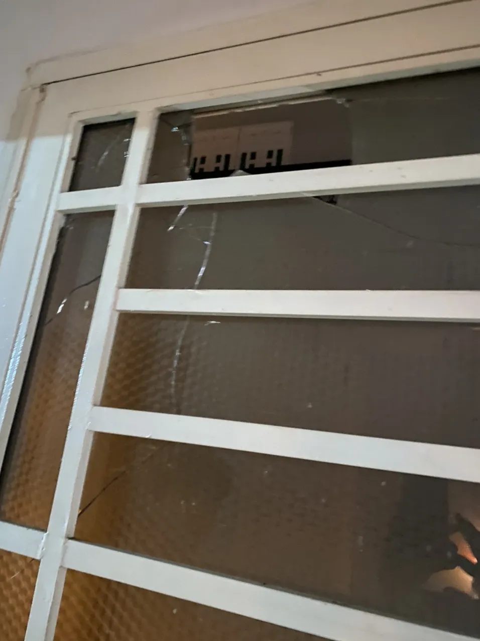 Nhà một gia đình ở quận Bình Tân liên tục bị “khủng bố” bằng sơn đỏ và đá ảnh 2