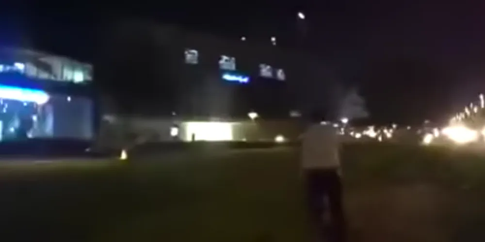 Xe ô tô chở thuốc lá lậu tìm cách bỏ chạy, tông xe cảnh sát giao thông ảnh 3