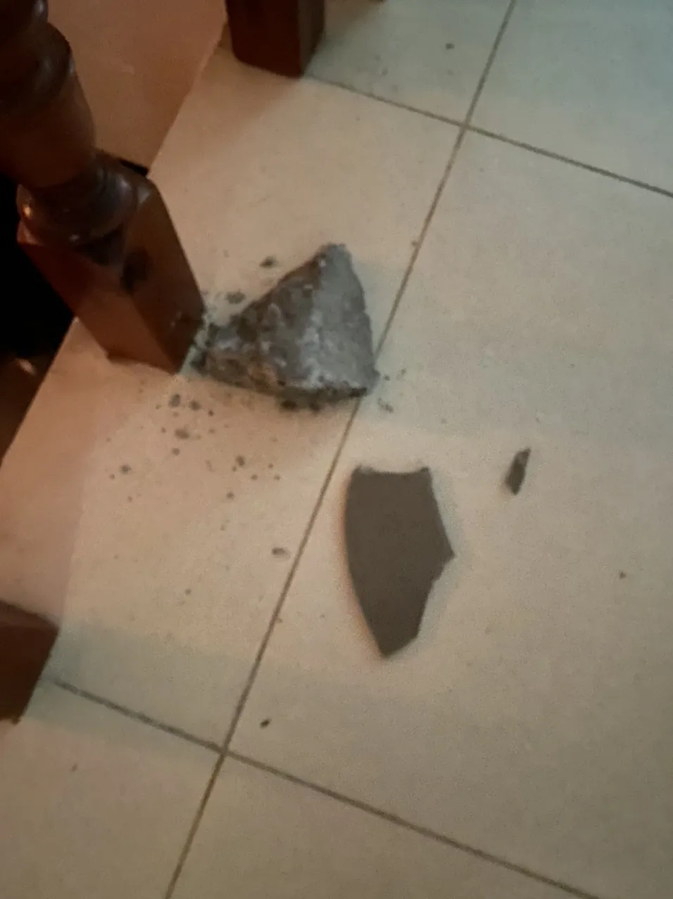 Nhà một gia đình ở quận Bình Tân liên tục bị “khủng bố” bằng sơn đỏ và đá ảnh 3