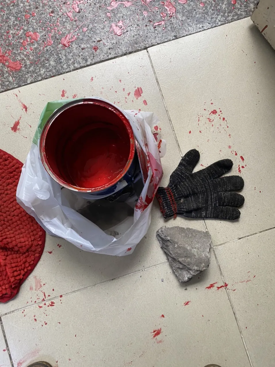 Nhà một gia đình ở quận Bình Tân liên tục bị “khủng bố” bằng sơn đỏ và đá ảnh 4