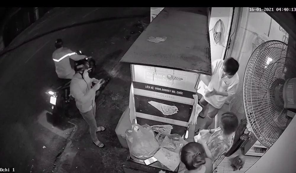 Kẻ gian trộm điện thoại di động rồi nhắn tin mượn tiền khách hàng của nạn nhân ảnh 1