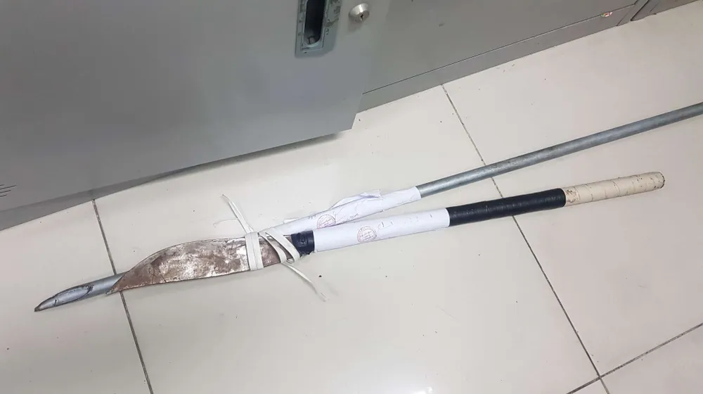 Hung khí bị công an thu giữ. Ảnh: CHÍ THẠCH 