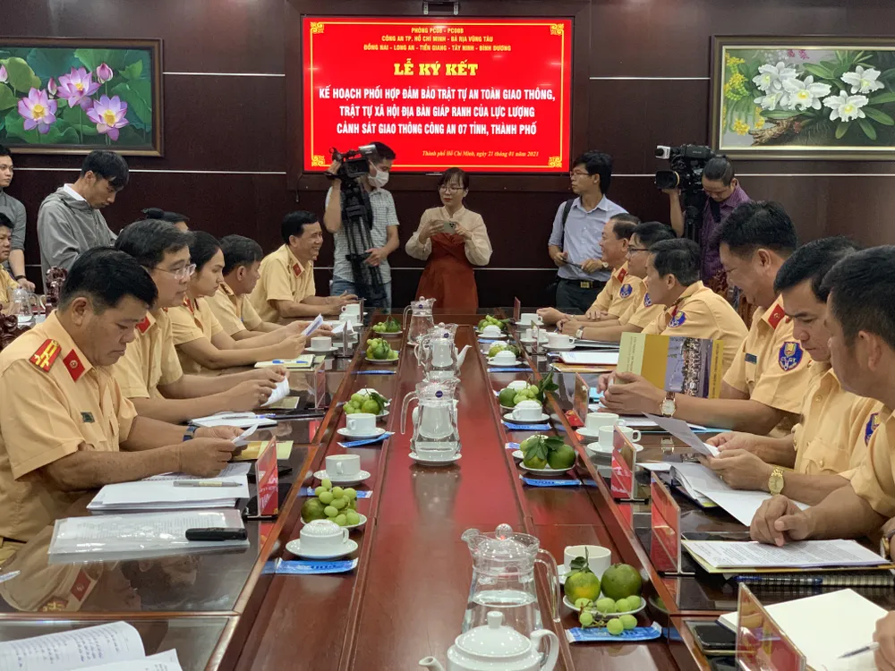 CSGT Công an 7 tỉnh, thành phố giáp ranh ký kết phối hợp đảm bảo TTATGT – TTXH ảnh 2