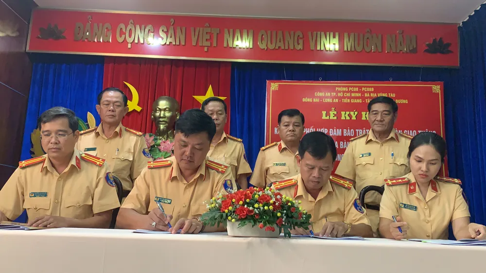 CSGT Công an 7 tỉnh, thành phố giáp ranh ký kết phối hợp đảm bảo TTATGT – TTXH ảnh 3