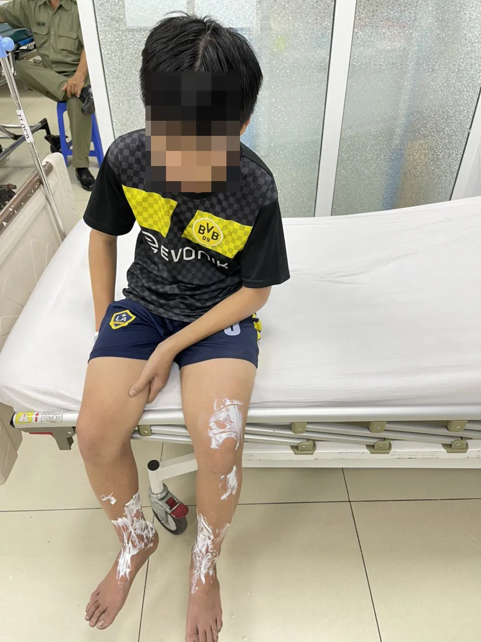 Giải cứu 5 người mắc kẹt trong đám cháy ở quận 8 ảnh 3