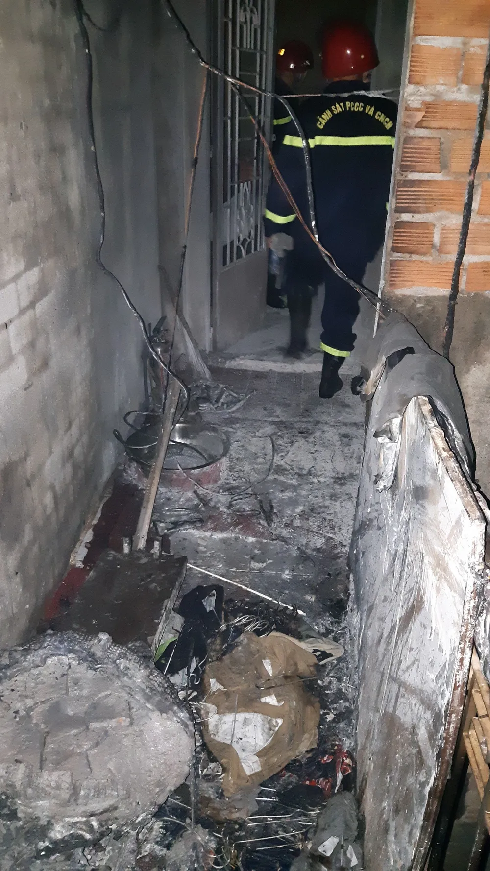 Giải cứu 5 người mắc kẹt trong đám cháy ở quận 8 ảnh 2