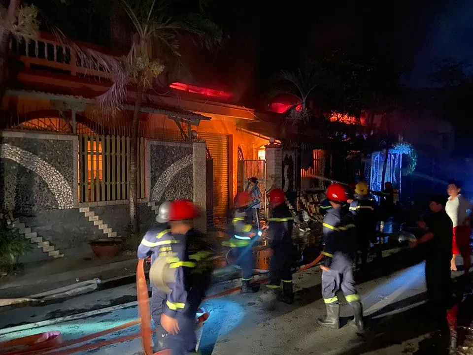 Cháy lớn ở nhà xưởng vùng ven TPHCM, nhiều người hoảng sợ ảnh 2