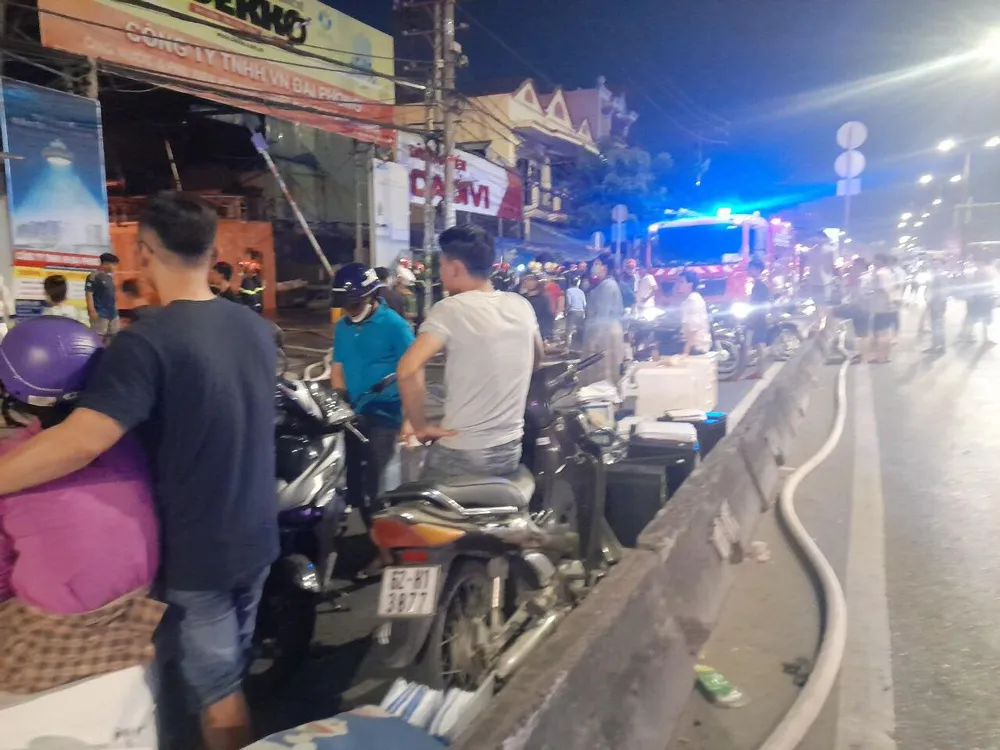 Cháy lớn ở nhà xưởng vùng ven TPHCM, nhiều người hoảng sợ ảnh 3