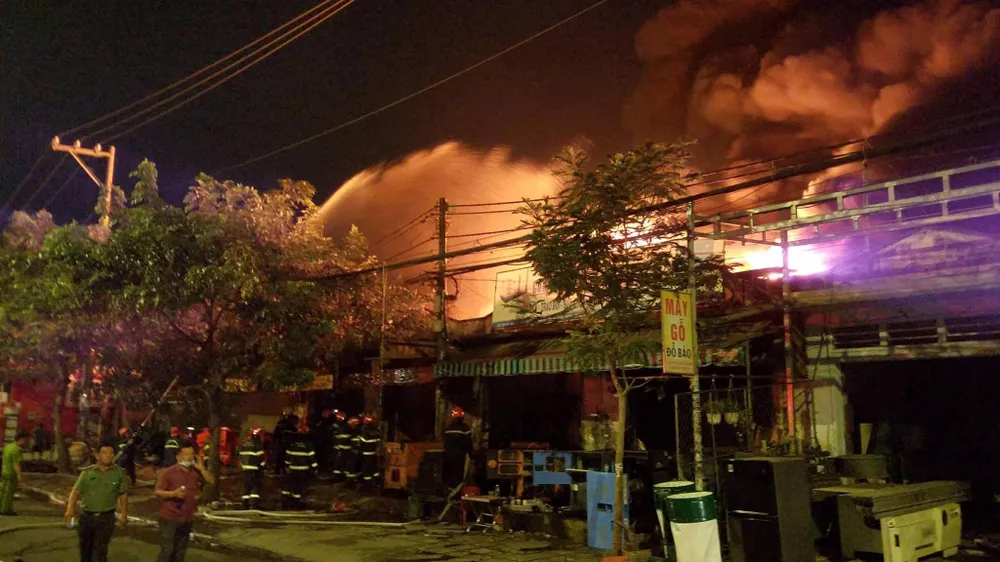 Vụ cháy ở huyện Hóc Môn: Huy động 150 cán bộ chiến sĩ, 24 xe chữa cháy  ảnh 2