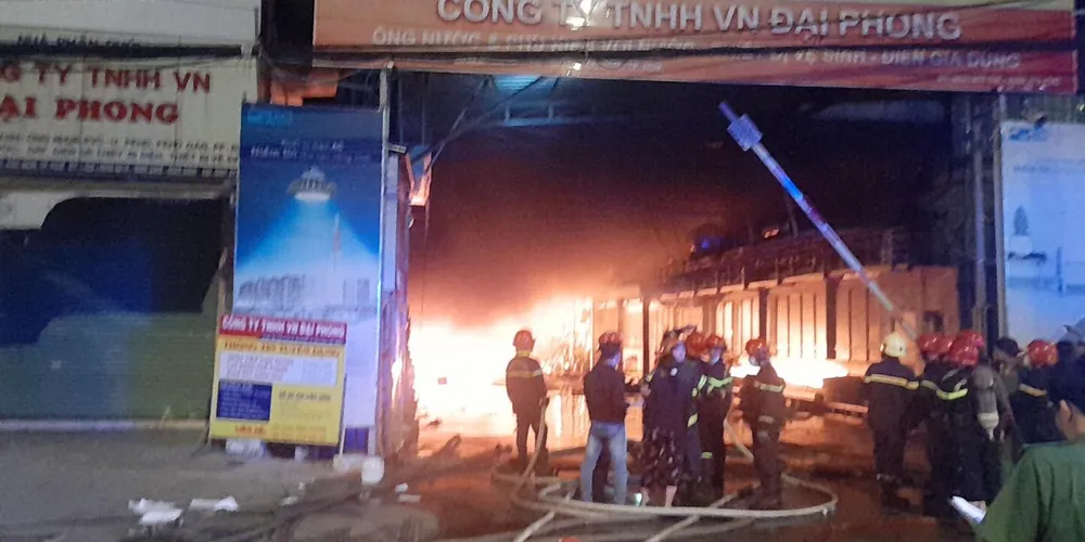 Vụ cháy ở huyện Hóc Môn: Huy động 150 cán bộ chiến sĩ, 24 xe chữa cháy  ảnh 4