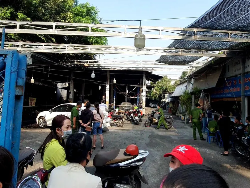 Gara ô tô ở TP Thủ Đức bốc cháy dữ dội lúc rạng sáng ảnh 1