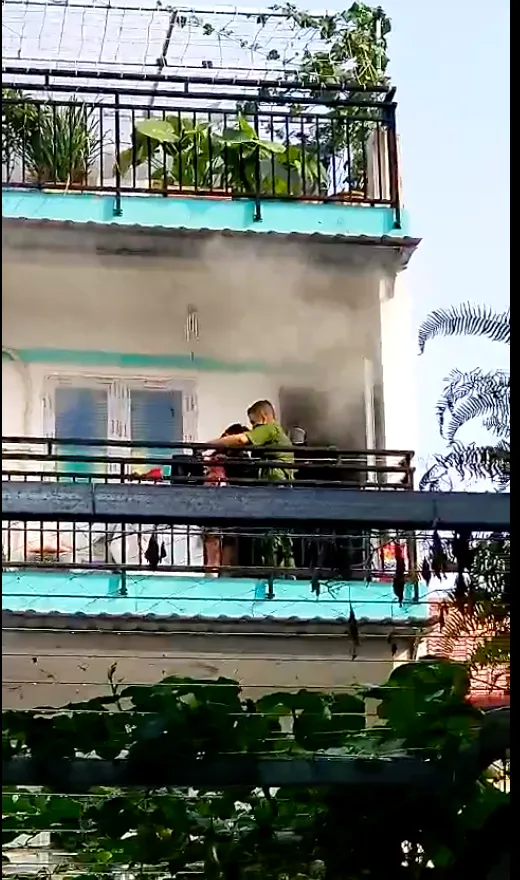 Giải cứu cháu bé bị mắc kẹt ở tầng 2 căn nhà bị cháy  ảnh 3
