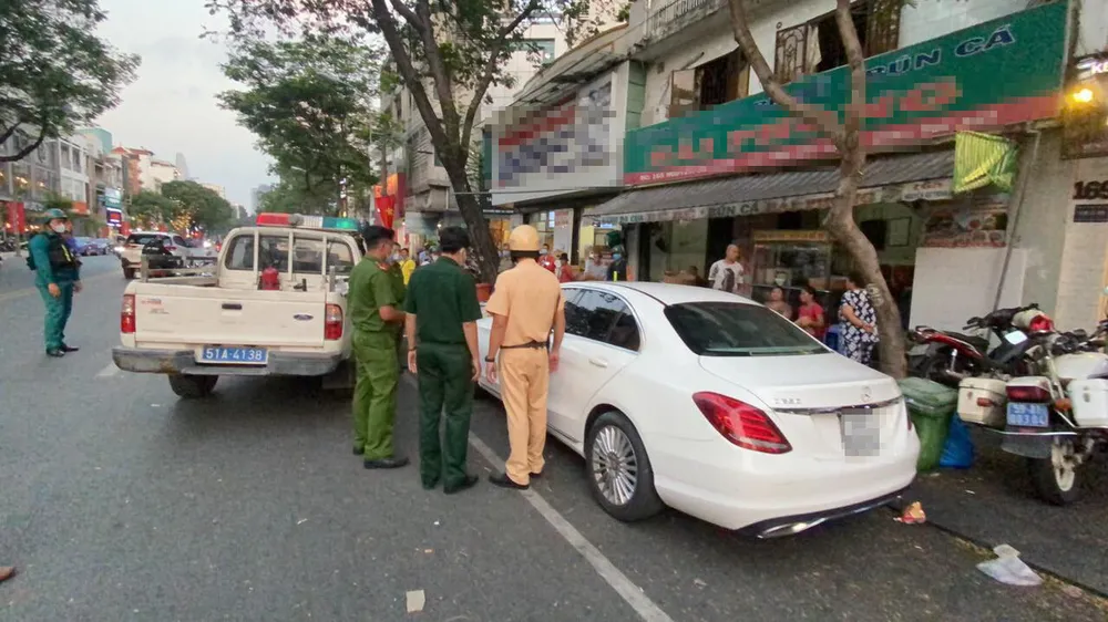 Phát hiện người đàn ông nghi ngáo đá cùng nhiều ma túy trong “xế hộp”  ảnh 1