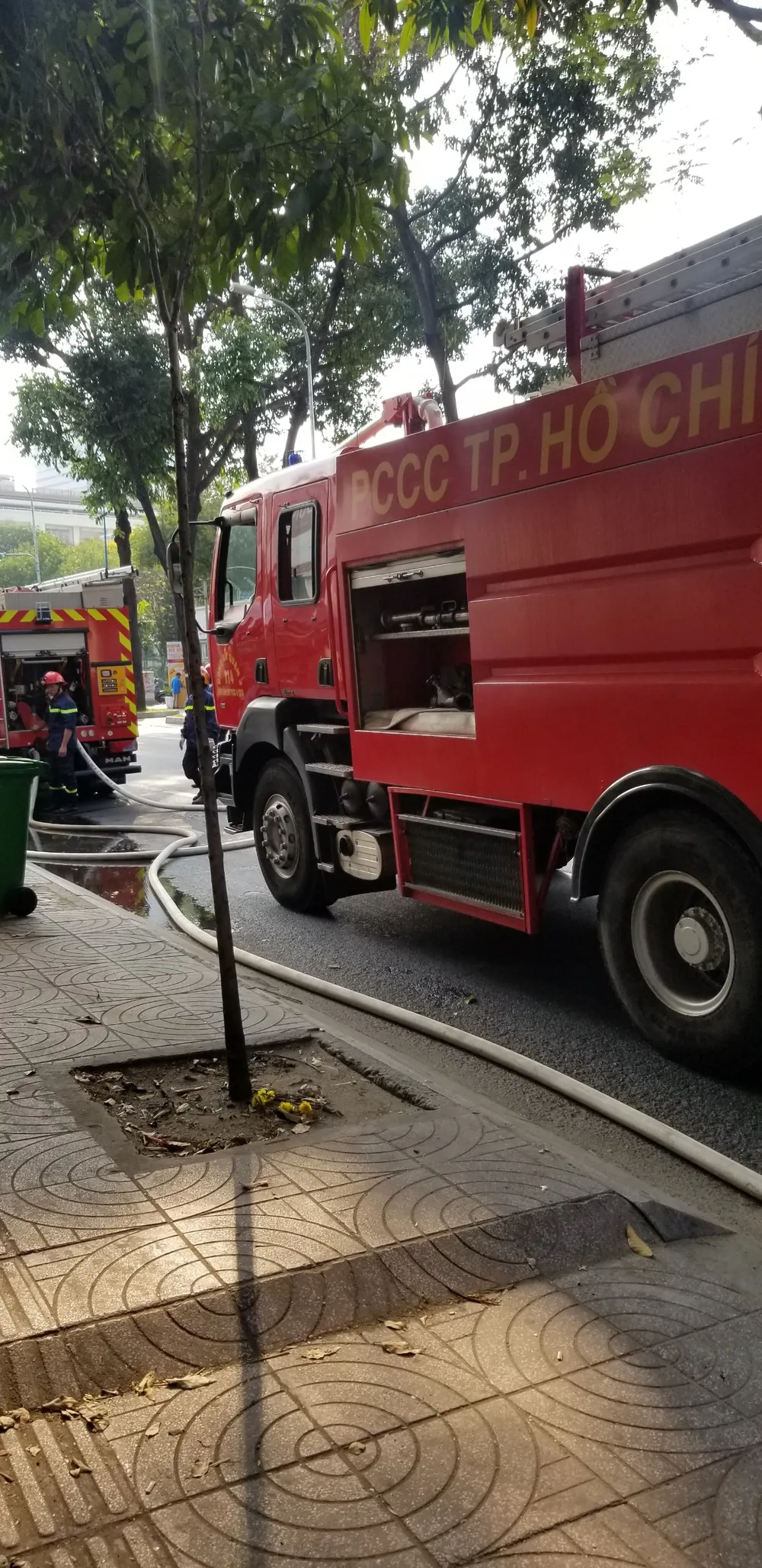 Giải cứu cháu bé bị mắc kẹt ở tầng 2 căn nhà bị cháy  ảnh 2