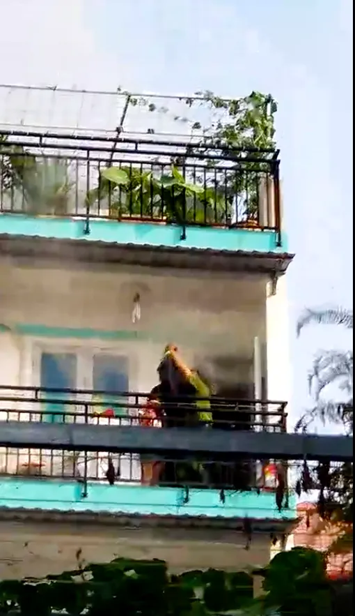 Giải cứu cháu bé bị mắc kẹt ở tầng 2 căn nhà bị cháy  ảnh 4