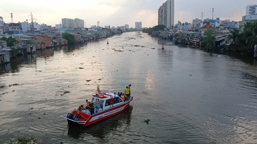 Lặn tìm thi thể cô gái nghi nhảy cầu chữ Y tự tử ảnh 1
