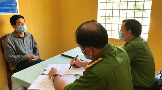 Công an lấy lời khai các đối tượng 