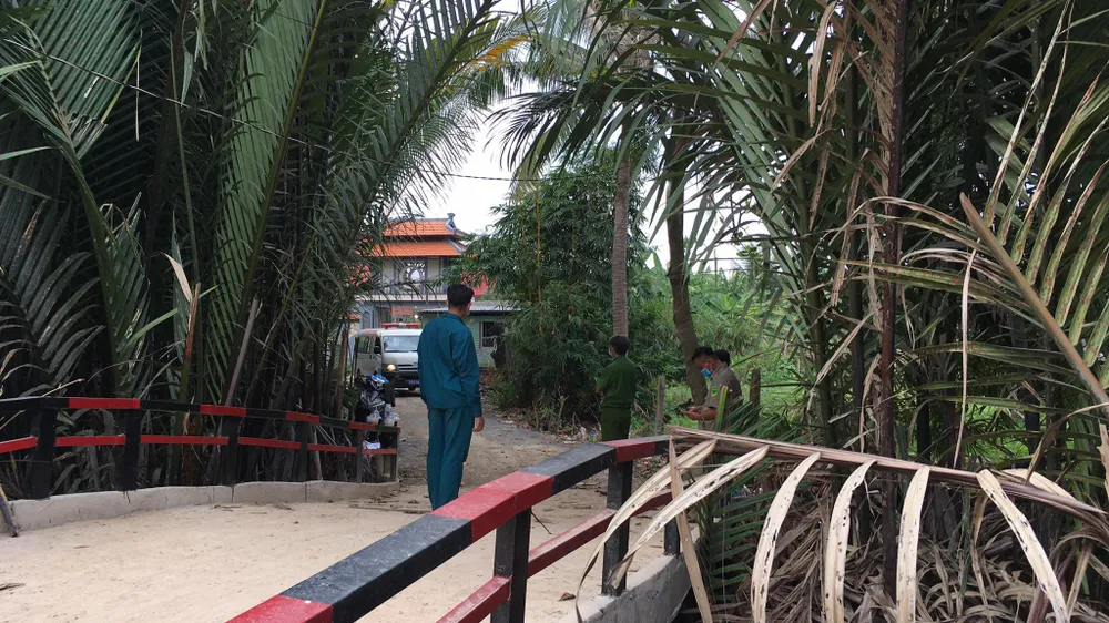 Công an phong toả hiện trường nơi vào căn nhà xảy ra vụ việc. Ảnh: CHÍ THẠCH 