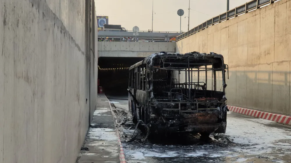 Xe buýt bốc cháy dữ dội trong hầm chui ngã tư An Sương ảnh 4