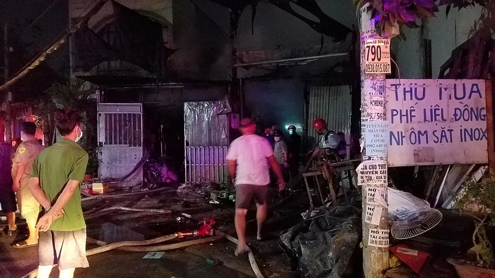 Cháy vựa thu mua phế liệu ở quận Bình Tân ảnh 7