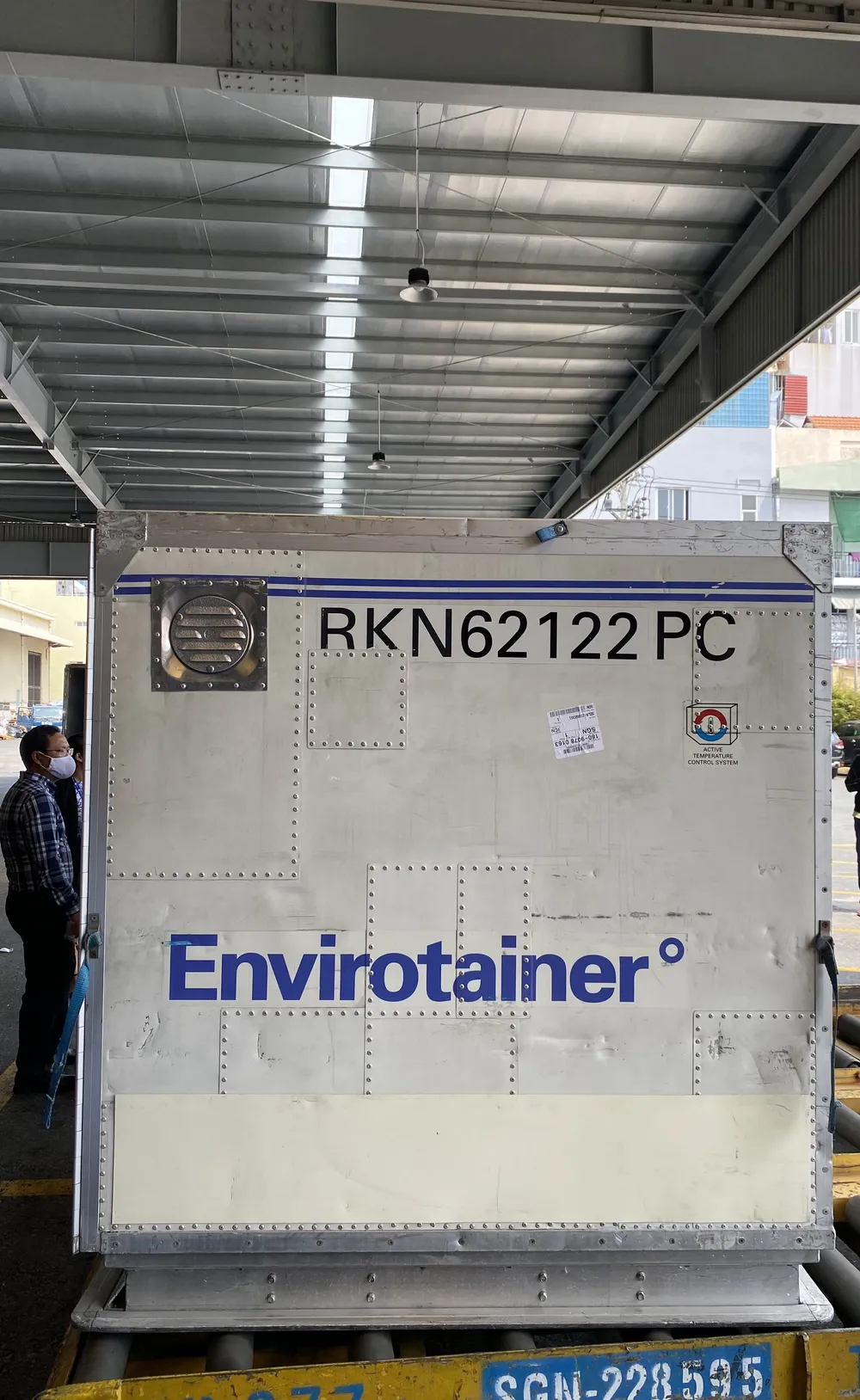 117.600 liều vaccine Covid-19 đầu tiên đã về Việt Nam ảnh 8