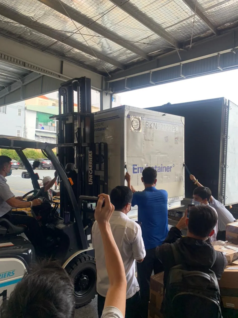 117.600 liều vaccine Covid-19 đầu tiên đã về Việt Nam ảnh 7